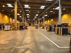 Light Industrial in Le Bourget to rent Interior Photo- Image 1 of 13