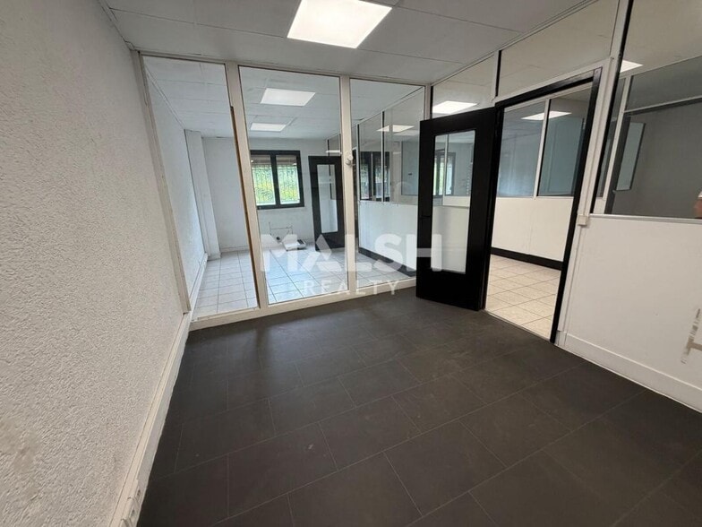 Office in Charvieu-Chavagneux to rent - Interior Photo - Image 2 of 5