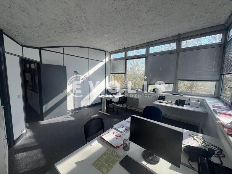 Office in Sucy-en-Brie to rent - Interior Photo - Image 1 of 6