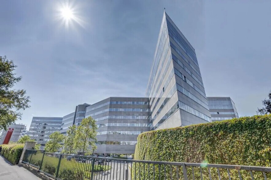 32 Avenue Pablo Picasso, Nanterre to rent - Building Photo - Image 2 of 16