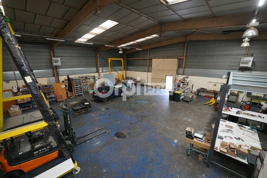 1 Rue Francine Fromont, Vaulx-en-Velin to rent - Building Photo - Image 1 of 11