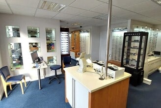 5 Streatfield House, Alvescot Road, Carterton to rent Interior Photo- Image 2 of 4