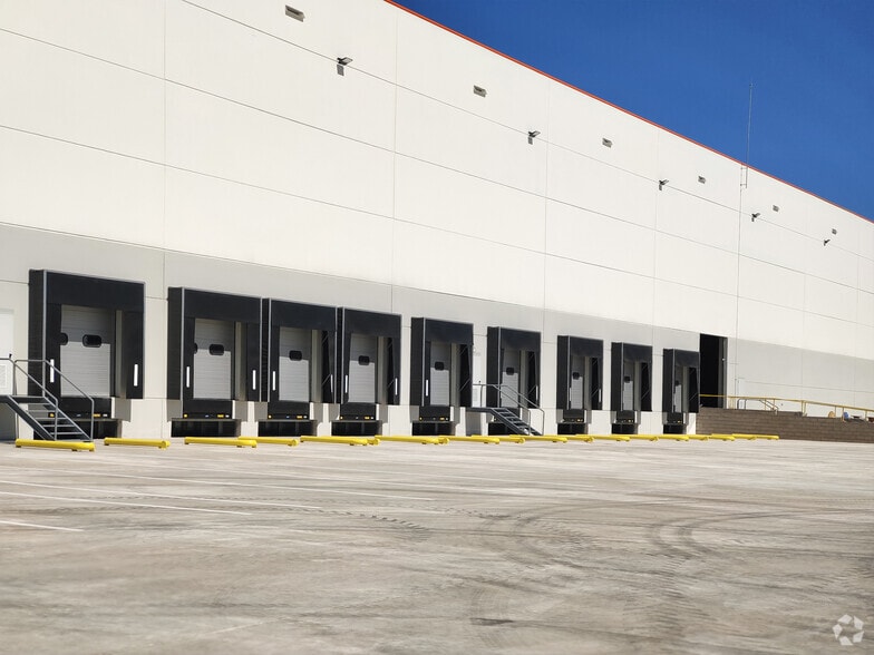 Industrial in Alovera, Guadalajara to rent - Primary Photo - Image 1 of 9