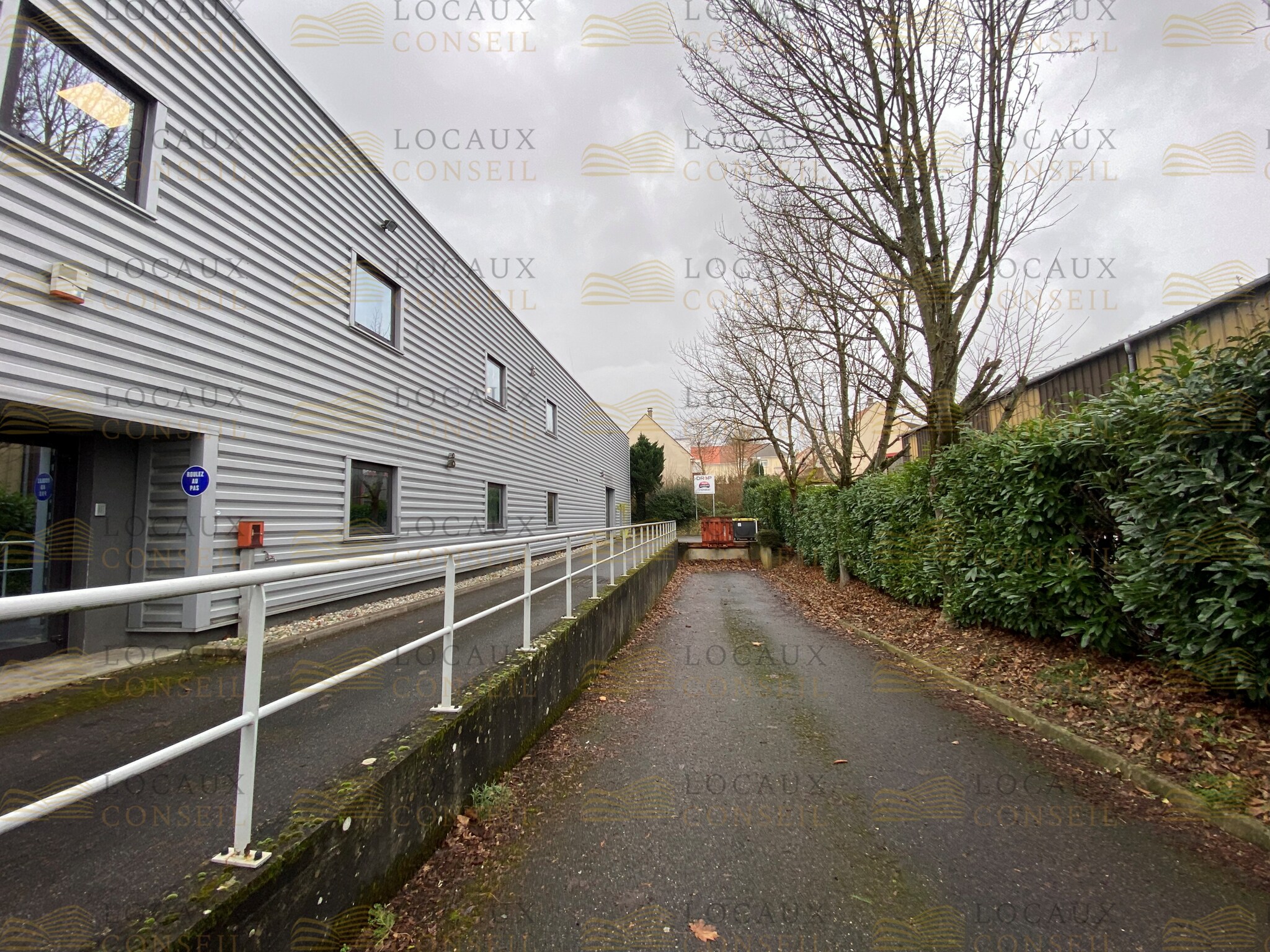 Light Industrial in Domont to rent Primary Photo- Image 1 of 4