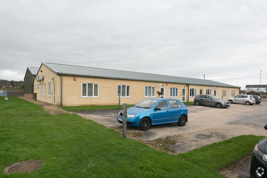 12-16 Forest Gate, Chippenham to rent - Building Photo - Image 2 of 2