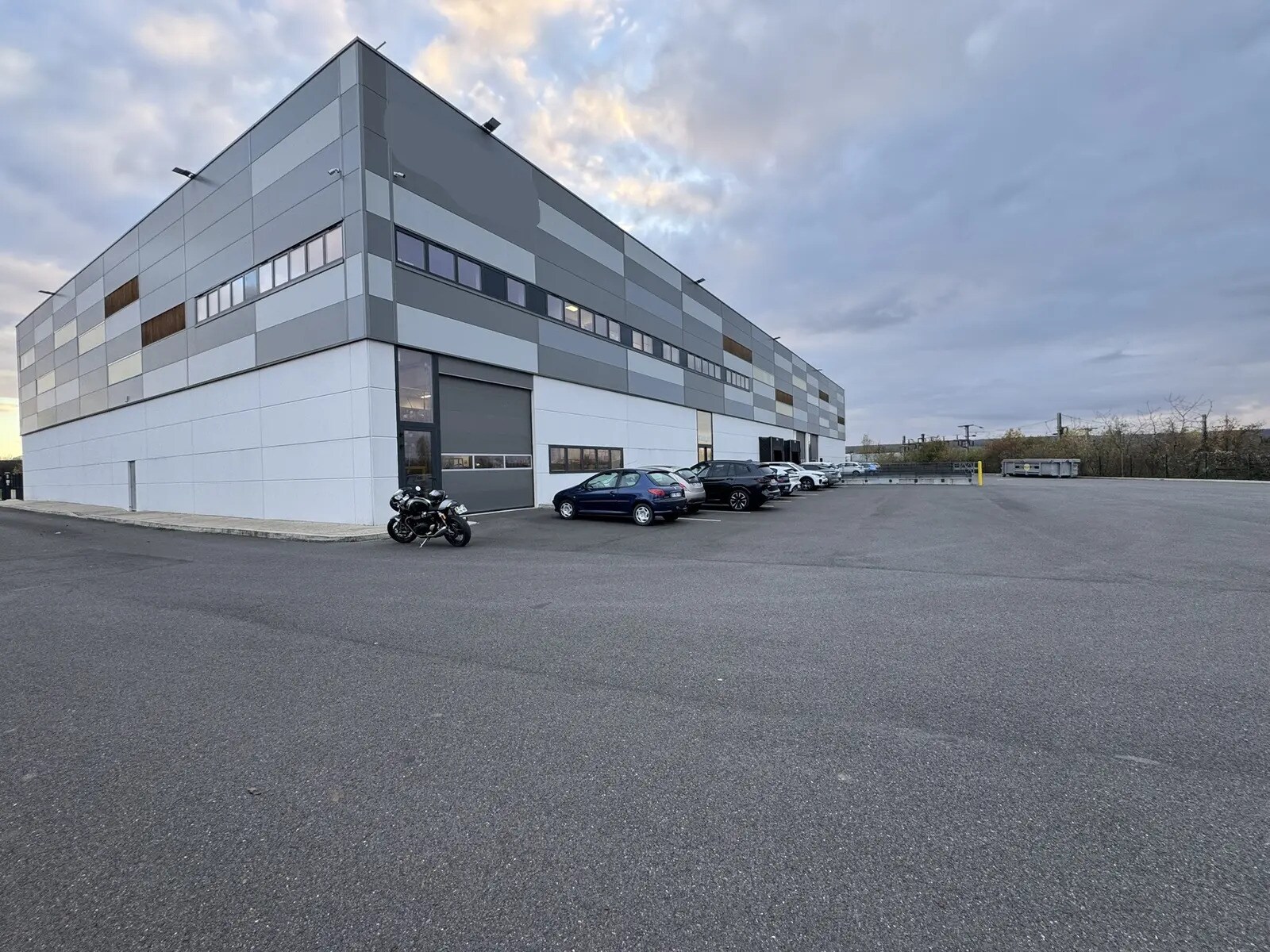 Light Industrial in Neuville-sur-Oise to rent Building Photo- Image 1 of 7