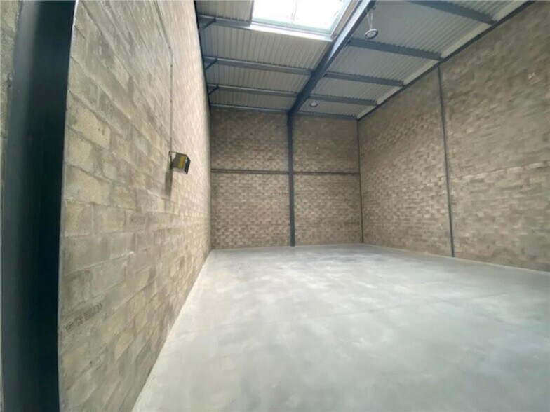 Industrial in Mitry-Mory to rent - Building Photo - Image 2 of 3