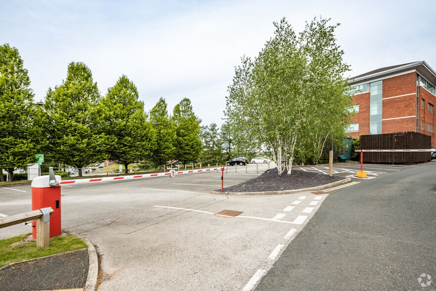 4A-4B The Parklands, Bolton to rent - Building Photo - Image 2 of 3