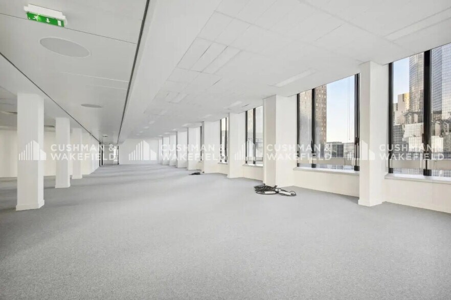 Office in Courbevoie to rent - Building Photo - Image 2 of 8