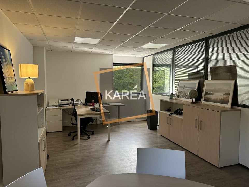 Office in Croissy-Beaubourg for sale Building Photo- Image 1 of 6