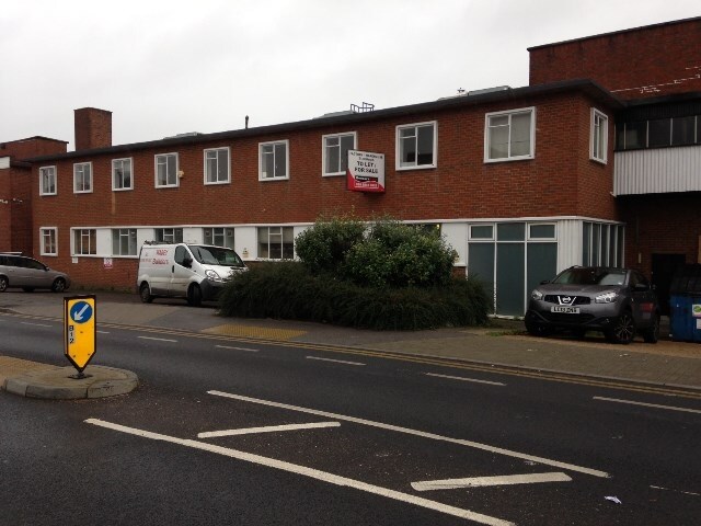 7 Davis Rd, Chessington for sale Primary Photo- Image 1 of 1