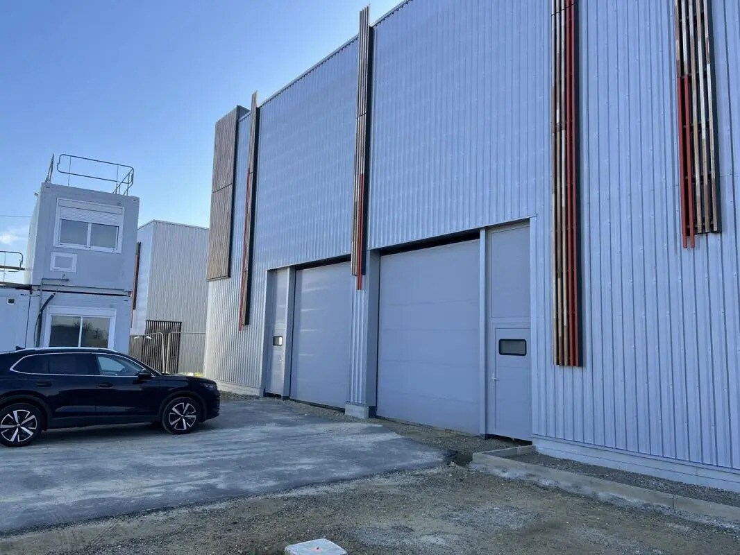 Light Industrial in Louvres to rent Building Photo- Image 1 of 5