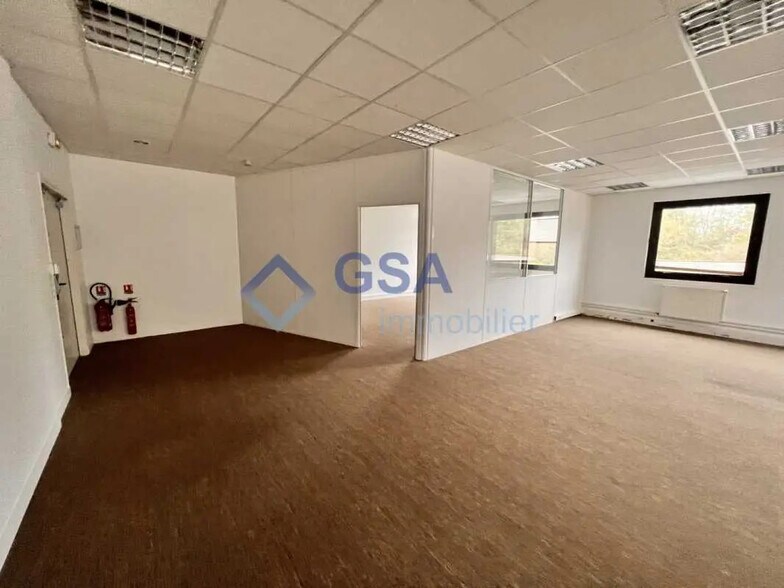 Office in Lisses to rent - Interior Photo - Image 2 of 5