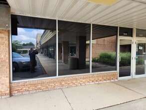 152-166 S Bloomingdale Rd, Bloomingdale, IL for rent Building Photo- Image 2 of 3