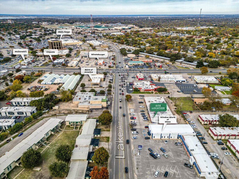 929-941 Lake Air Dr, Waco, TX for rent - Building Photo - Image 3 of 9