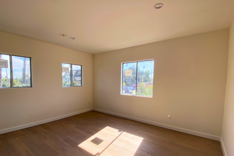 2071 W Washington Blvd, Los Angeles, CA for rent Interior Photo- Image 2 of 5