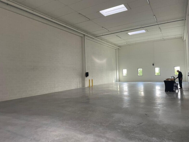 Industrial in Bondy to rent - Interior Photo - Image 2 of 10
