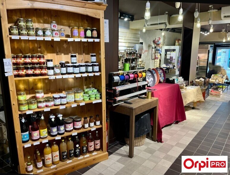 Industrial in Lyon to rent - Interior Photo - Image 2 of 5