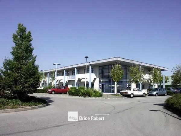 Light Industrial in Bron to rent - Building Photo - Image 2 of 6