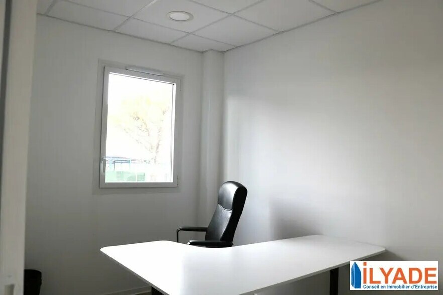 Office / Retail in Rousset to rent - Building Photo - Image 2 of 7