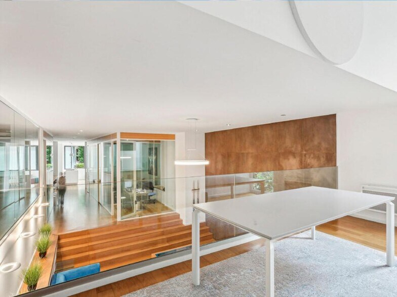 15 Rue Rouget De Lisle, Courbevoie for sale - Interior Photo - Image 2 of 4