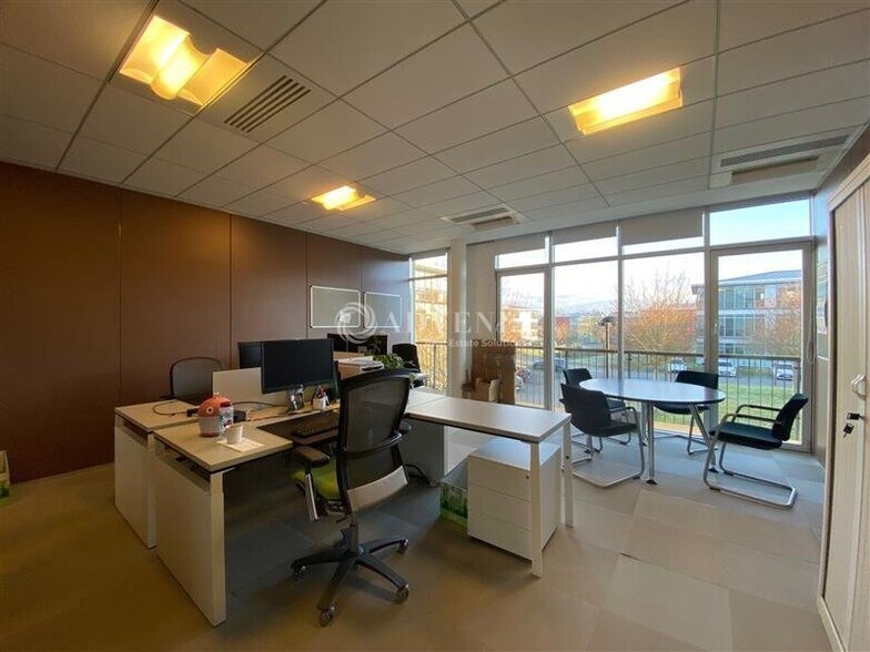 2 Rue René Caudron, Voisins-le-Bretonneux to rent - Interior Photo - Image 2 of 7