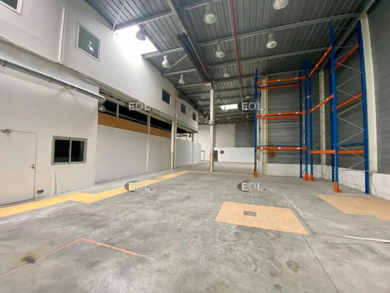 Light Industrial in Aix-en-Provence to rent - Interior Photo - Image 3 of 8