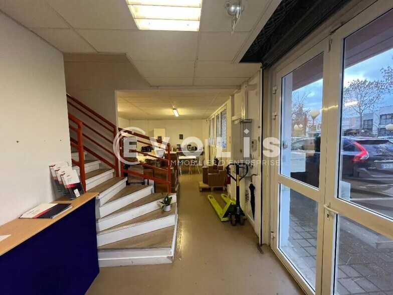 Light Industrial in Créteil to rent - Interior Photo - Image 1 of 15