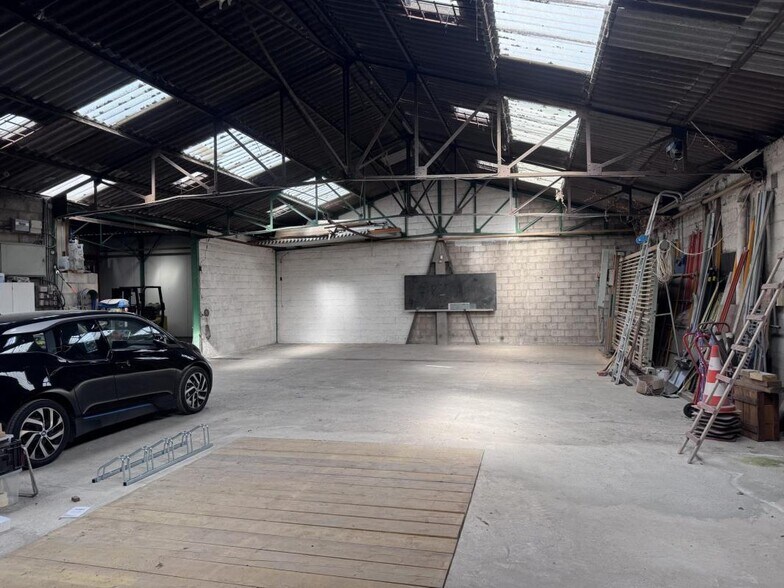 Industrial in Colombes to rent - Interior Photo - Image 2 of 17