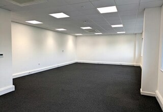 Hanworth Ln, Chertsey to rent Interior Photo- Image 2 of 3