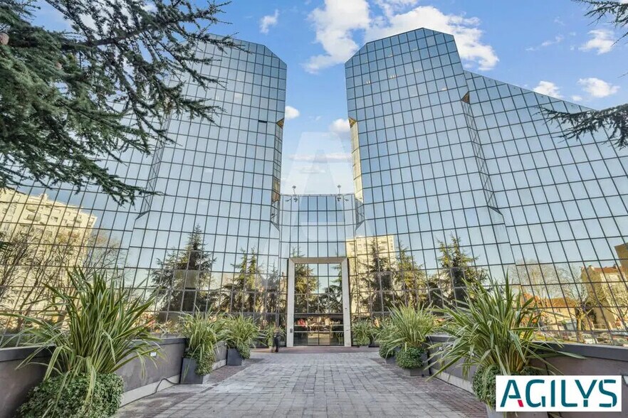 Office in Cachan to rent - Building Photo - Image 1 of 13