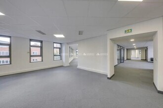Office in Rueil-Malmaison to rent Interior Photo- Image 2 of 5