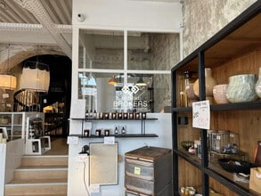 Retail in Lyon to rent Interior Photo- Image 2 of 4