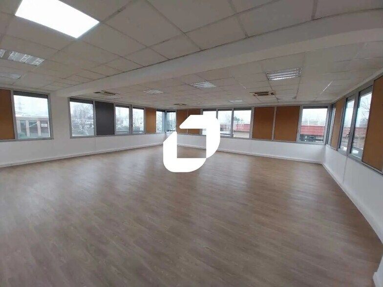 Office in Massy to rent - Interior Photo - Image 3 of 4