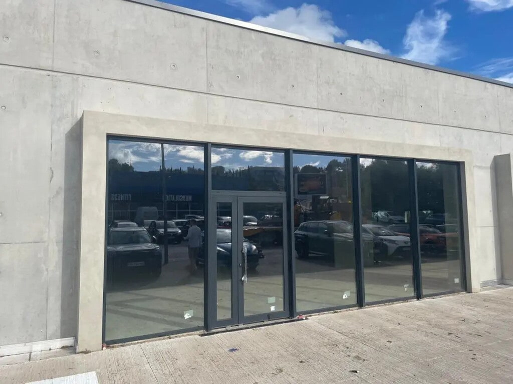 Location Commerce 385 m² - Photo 1
