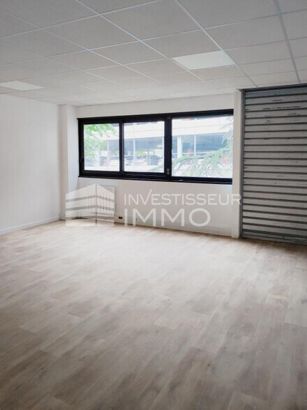 Office in Sucy En Brie to rent - Interior Photo - Image 2 of 3