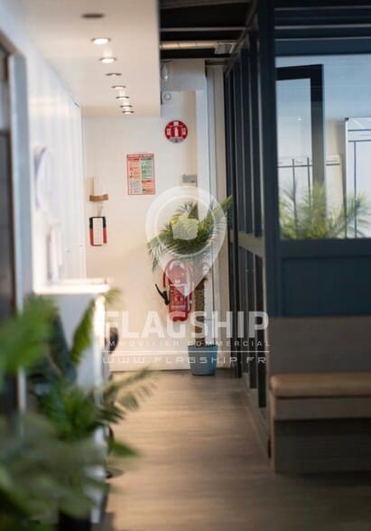 Office in Clichy to rent - Interior Photo - Image 1 of 9