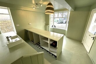 31 Tarrant St, Arundel to rent Interior Photo- Image 2 of 3