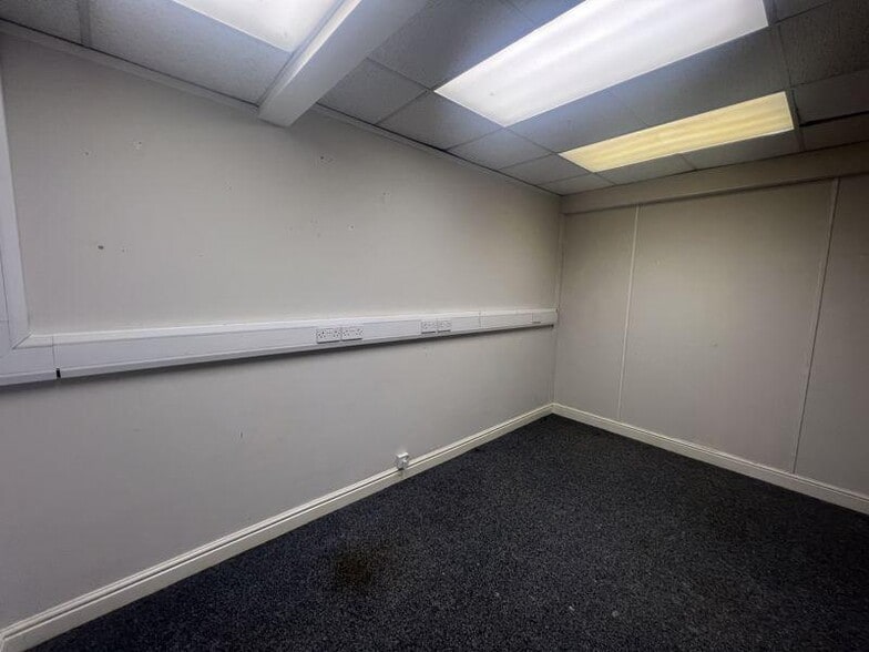 196 Belmont Rd, Bolton to rent - Interior Photo - Image 3 of 20