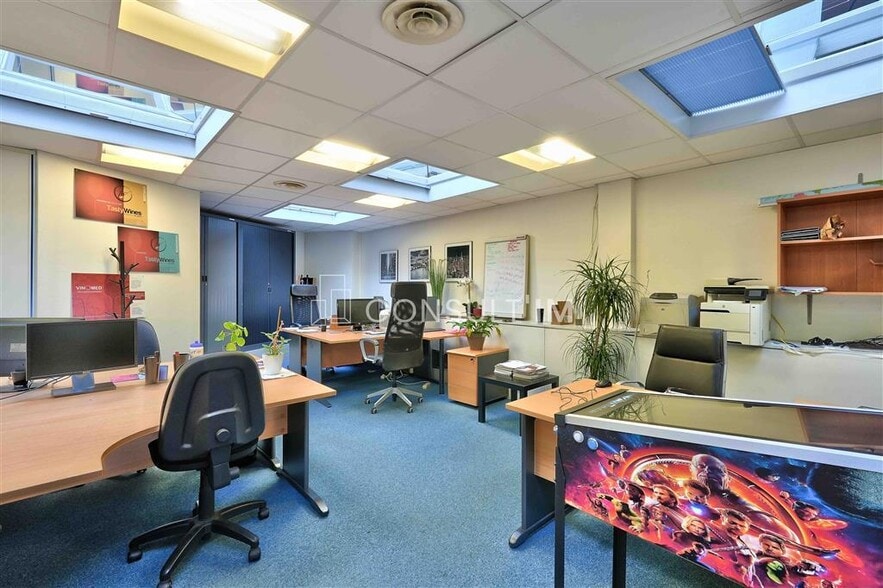 Office in Saint-Cloud to rent - Interior Photo - Image 1 of 7