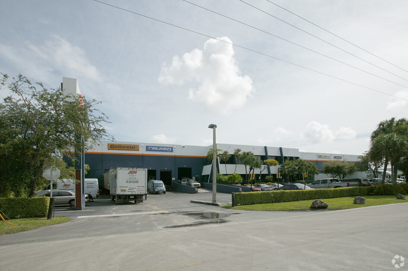 2875 NW 77th Ave, Miami, FL 33122 - Showroom with Palmetto Frontage ...