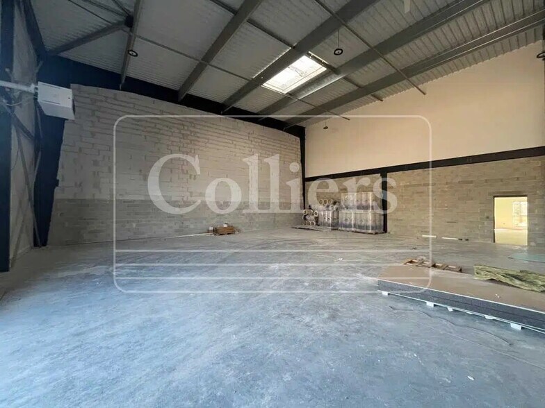 Office in Venelles to rent - Interior Photo - Image 2 of 9