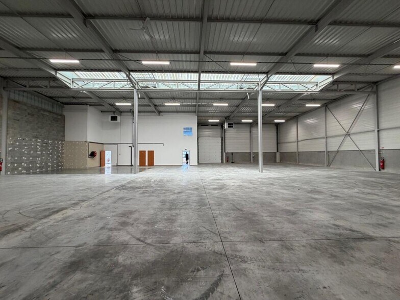 Light Industrial in Saint-Priest to rent - Interior Photo - Image 2 of 12