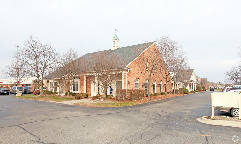 4247-4371 E 14 Mile Rd, Sterling Heights, MI for rent - Primary Photo - Image 1 of 10