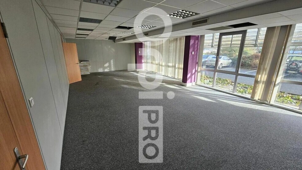 Office in Mérignac to rent - Interior Photo - Image 1 of 6