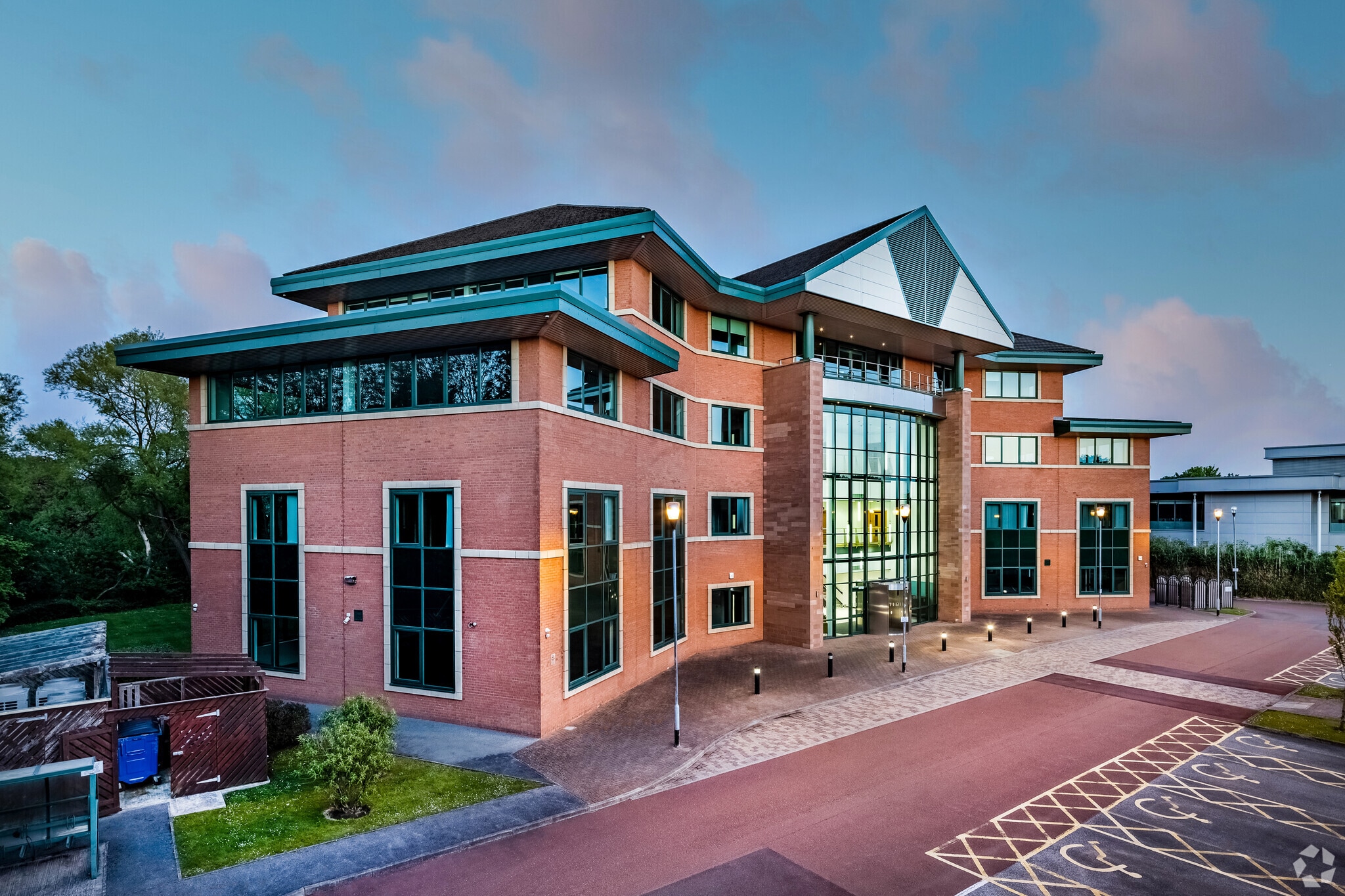 Lakeside Dr, Warrington to rent Primary Photo- Image 1 of 24