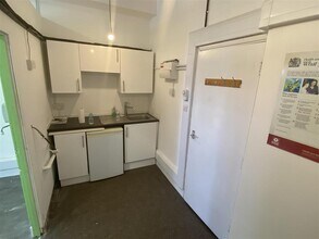 2-6 Roding Rd, Loughton to rent Interior Photo- Image 1 of 4