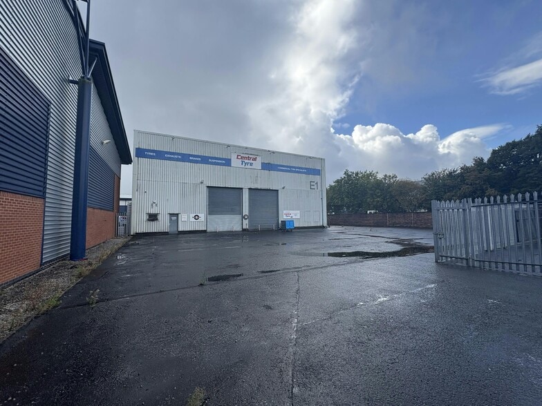 Mosley Rd, Manchester to rent - Building Photo - Image 2 of 7