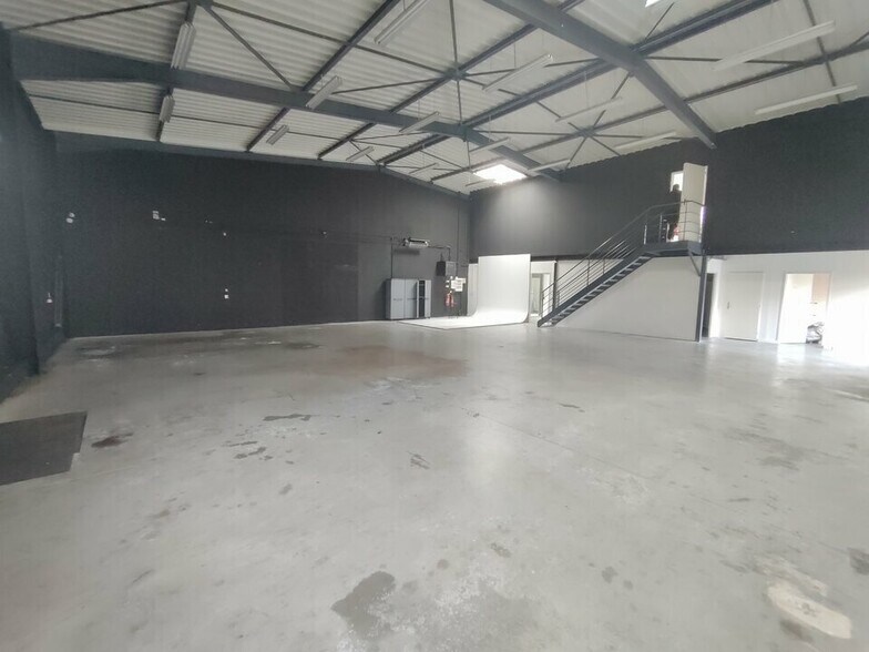 Light Industrial in Vaulx-Milieu to rent - Interior Photo - Image 3 of 9