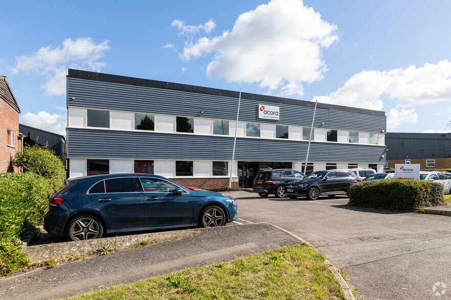 16 Albert Dr, Burgess Hill to rent - Building Photo - Image 2 of 2